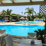 Prázdninový areál Costa Real - Garden Retreat With Private Beach, Pet Friendly